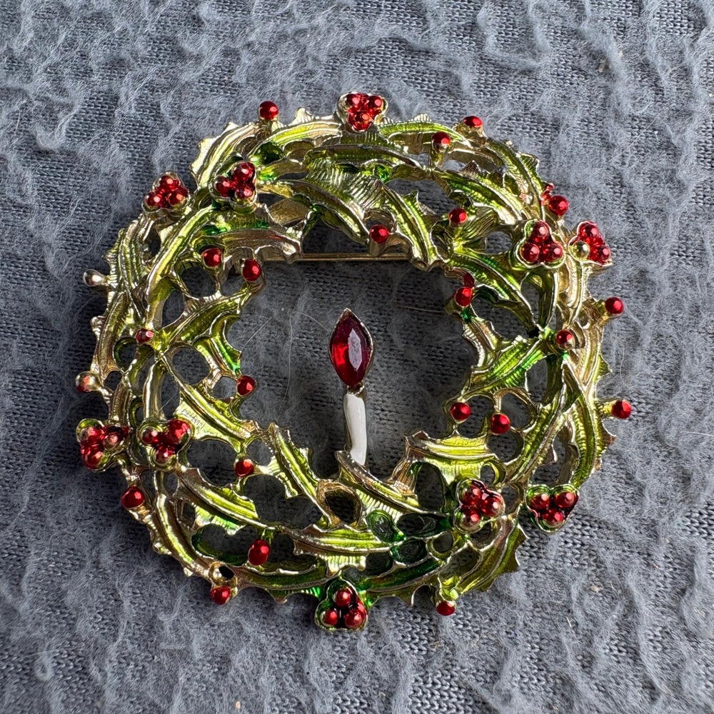 Vintage Christmas Wreath Brooch Gold Tone Green Enamel Red Rhinestone Candle Pin